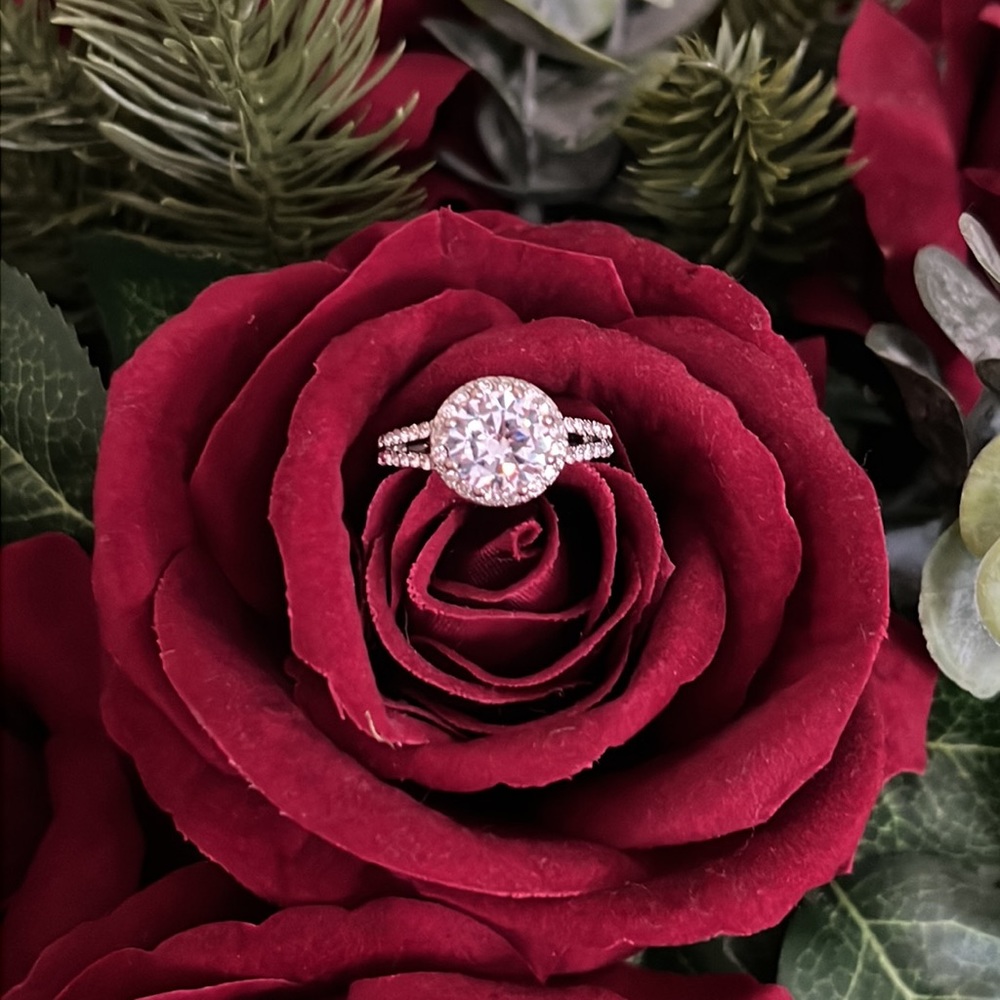Stunning Circular Women’s Zircon Engagement/Cocktail Ring NEW